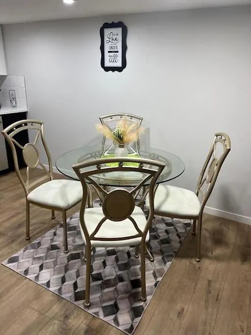 2-Bedroom Basement Apartment 卡加利