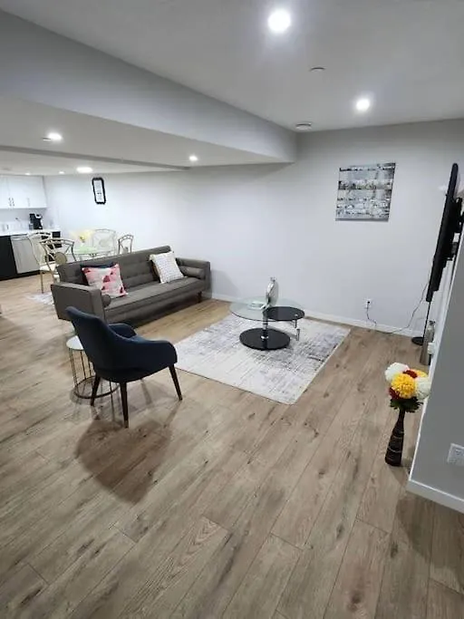 2-Bedroom Basement Apartment 卡加利