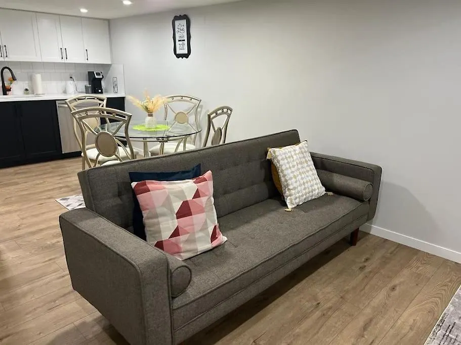 2-Bedroom Basement Apartment 卡加利